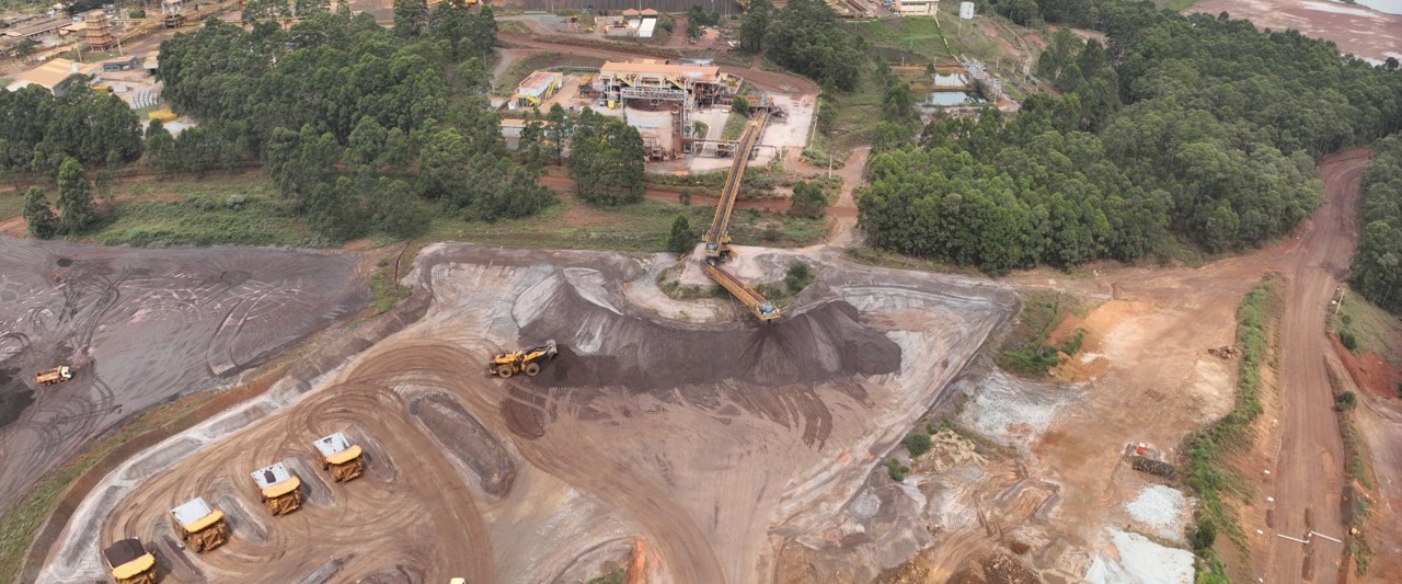 Usina de beneficiamento e frota de caminhões em mina de ferro no Quadrilátero Ferrífero