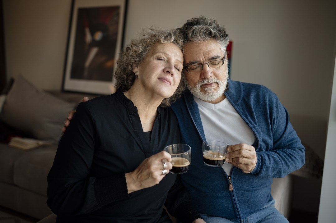 Casal de aposentados compartilha um café em casa
