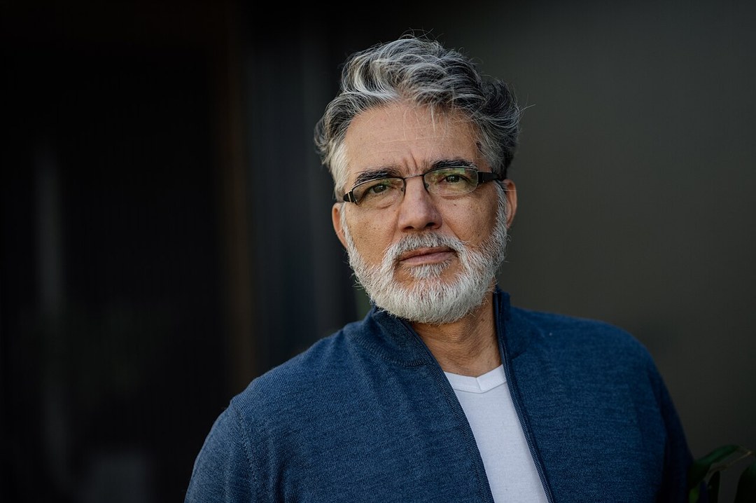 Retrato de senhor idoso de barba branca e óculos